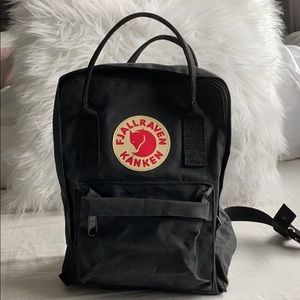 Black mini Fjallraven Kanken